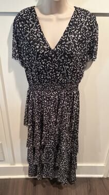 Vince Camuto Black/White Abstract Mesh Midi Dress V-Neck Smocked Size S